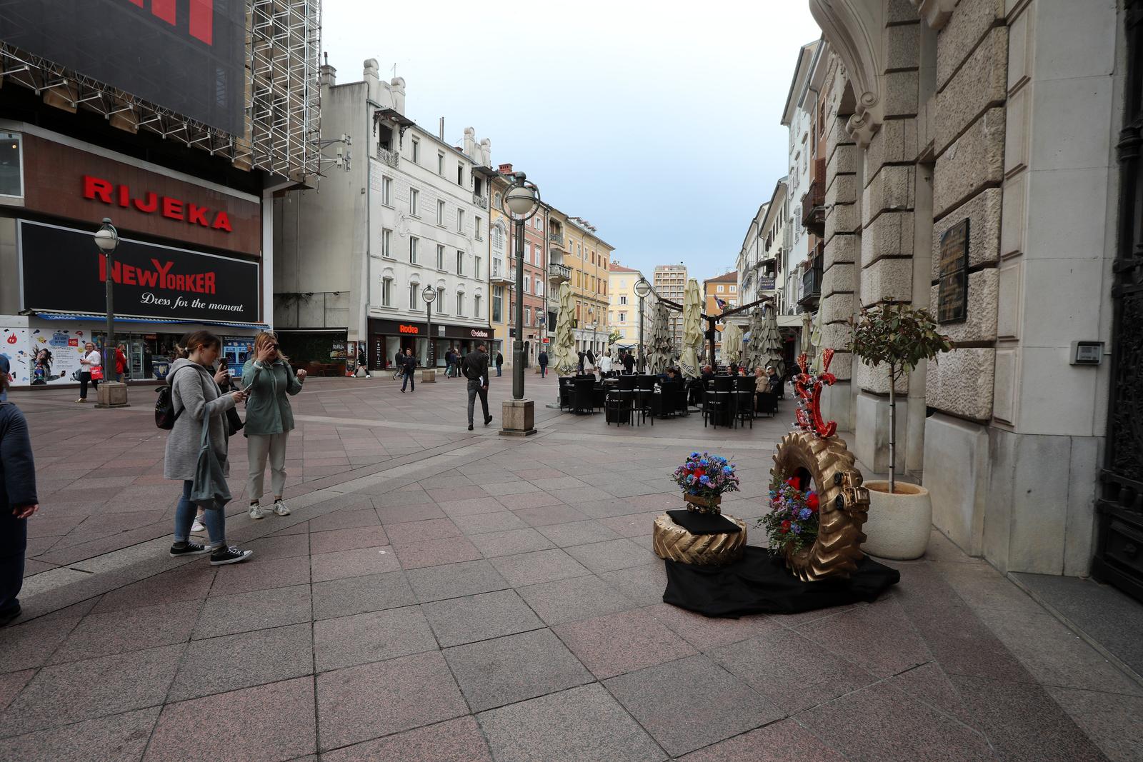Rijeka: Instalacija u znak podrške nastupu grupe Let 3 na Euroviziji