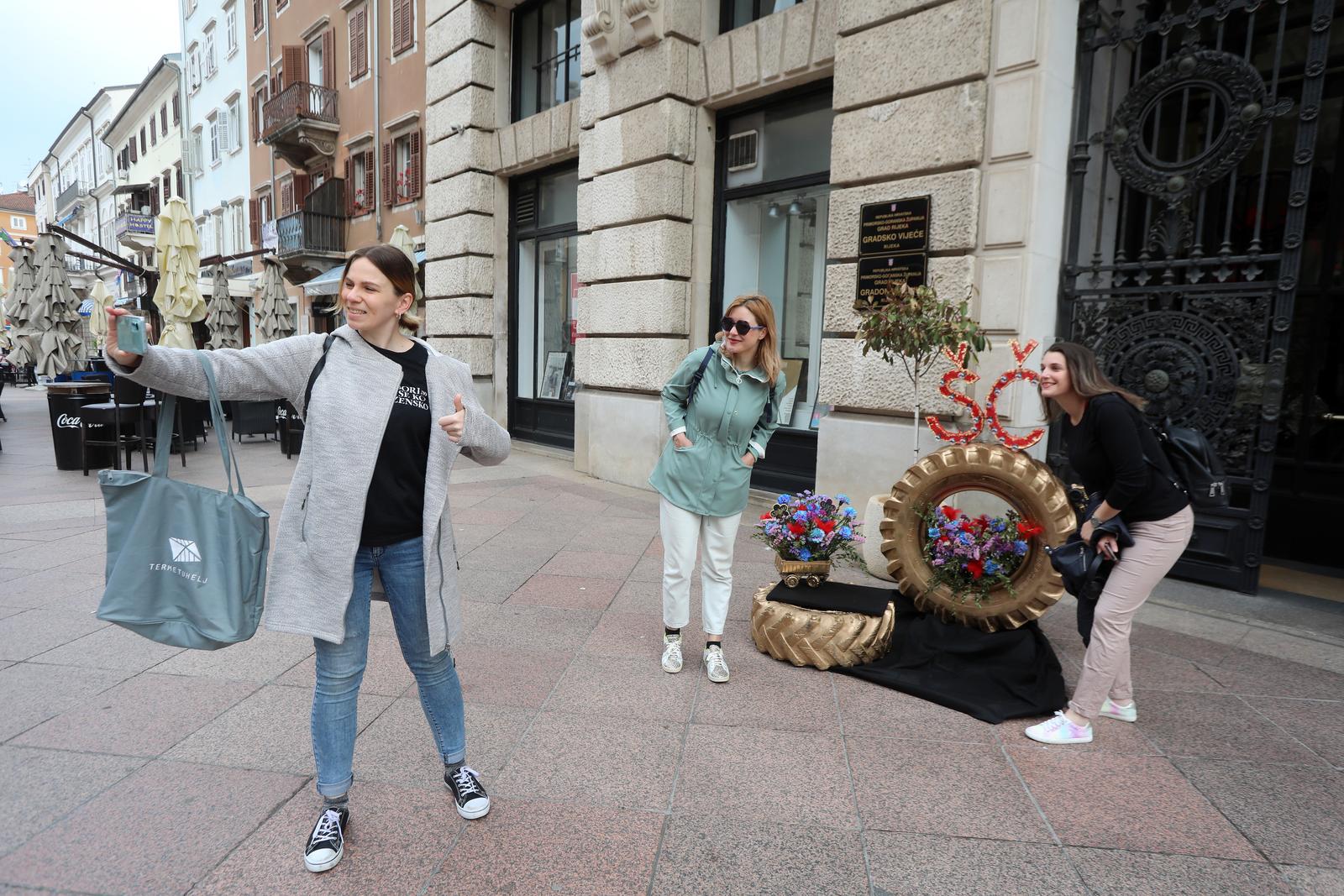 Rijeka: Instalacija u znak podrške nastupu grupe Let 3 na Euroviziji