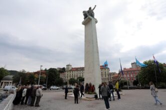 Rijeka: Polaganjem vijenaca na Spomenik oslobođenja na Delti obilježen Dan pobjede nad fašizmom