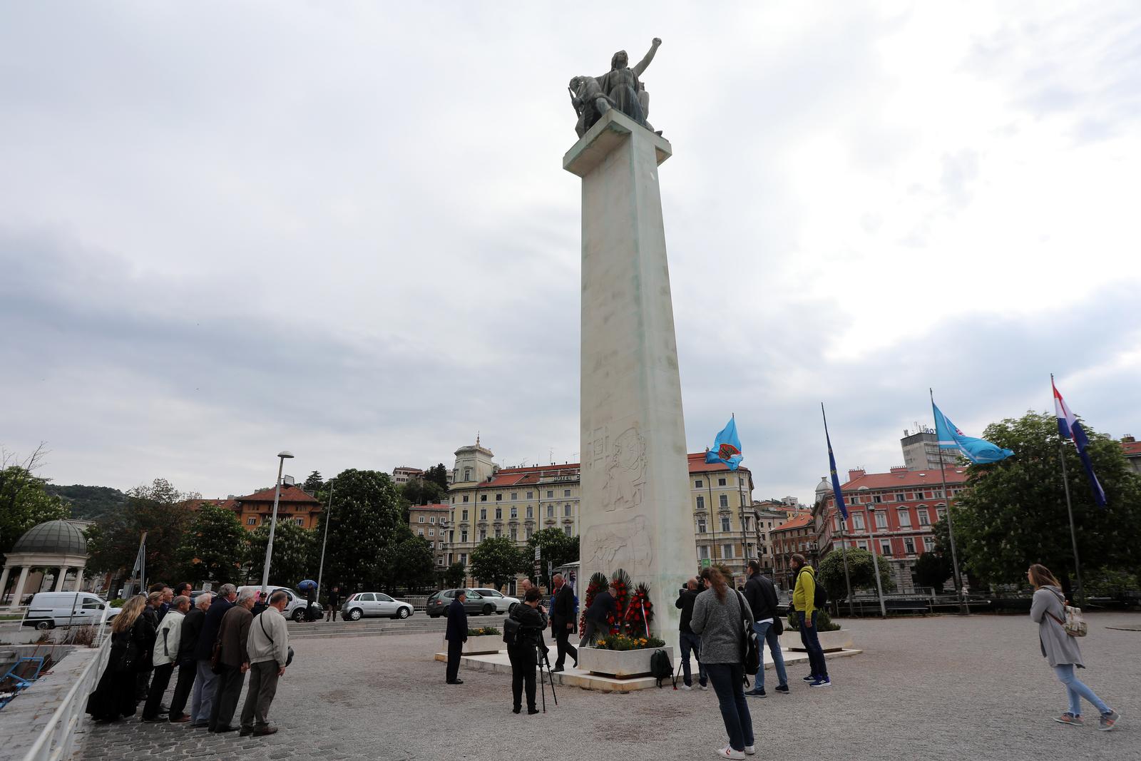 Rijeka: Polaganjem vijenaca na Spomenik oslobođenja na Delti obilježen Dan pobjede nad fašizmom