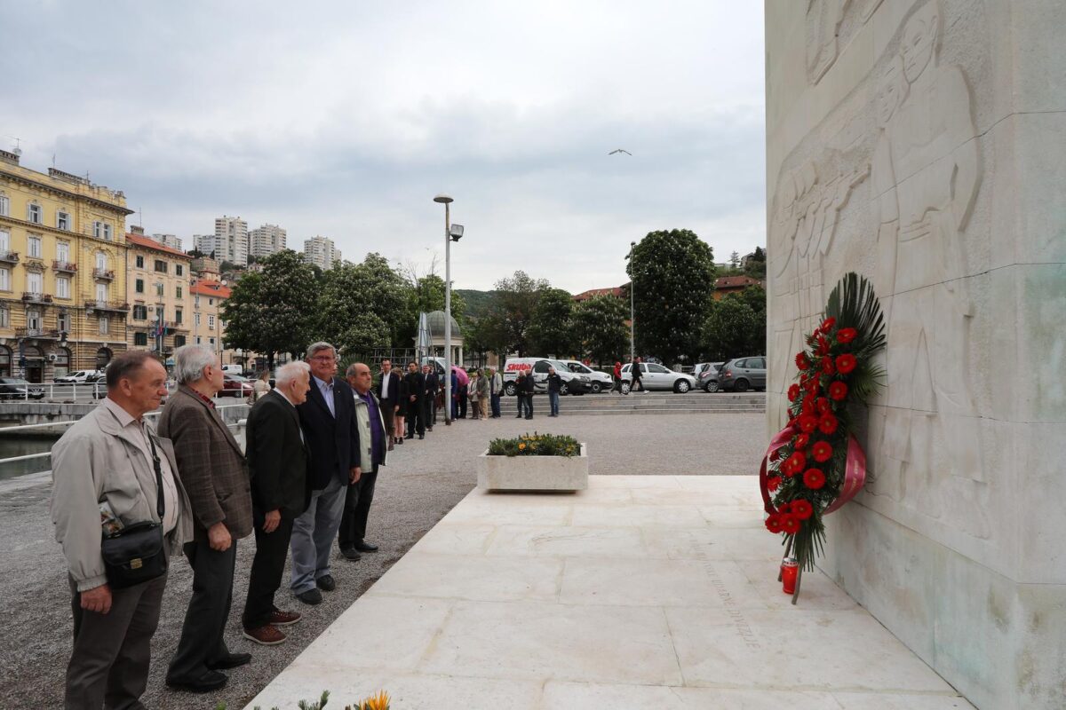 Rijeka: Polaganjem vijenaca na Spomenik oslobođenja na Delti obilježen Dan pobjede nad fašizmom
