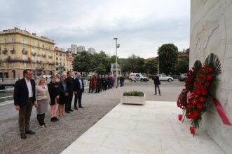 Rijeka: Polaganjem vijenaca na Spomenik oslobođenja na Delti obilježen Dan pobjede nad fašizmom