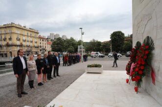 Rijeka: Polaganjem vijenaca na Spomenik oslobođenja na Delti obilježen Dan pobjede nad fašizmom