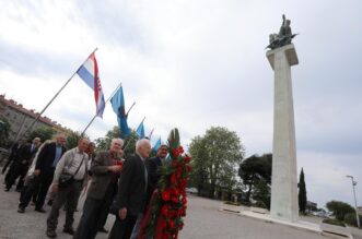 Rijeka: Polaganjem vijenaca na Spomenik oslobođenja na Delti obilježen Dan pobjede nad fašizmom