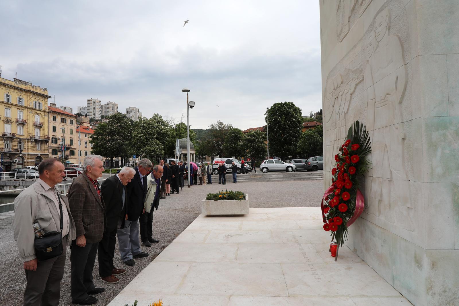 Rijeka: Polaganjem vijenaca na Spomenik oslobođenja na Delti obilježen Dan pobjede nad fašizmom