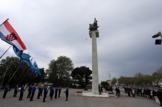 Rijeka: Polaganjem vijenaca na Spomenik oslobođenja na Delti obilježen Dan pobjede nad fašizmom