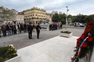 Rijeka: Polaganjem vijenaca na Spomenik oslobođenja na Delti obilježen Dan pobjede nad fašizmom