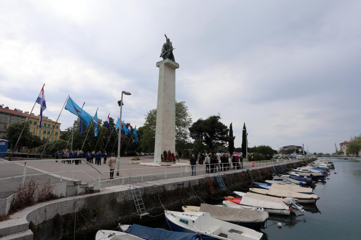 Rijeka: Polaganjem vijenaca na Spomenik oslobođenja na Delti obilježen Dan pobjede nad fašizmom