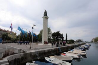 Rijeka: Polaganjem vijenaca na Spomenik oslobođenja na Delti obilježen Dan pobjede nad fašizmom