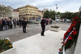 Rijeka: Polaganjem vijenaca na Spomenik oslobođenja na Delti obilježen Dan pobjede nad fašizmom