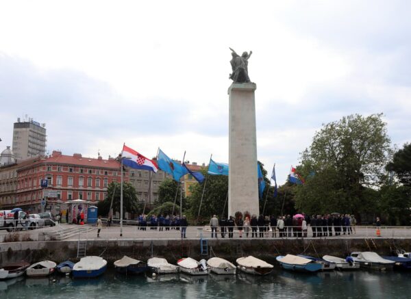 Rijeka: Polaganjem vijenaca na Spomenik oslobođenja na Delti obilježen Dan pobjede nad fašizmom