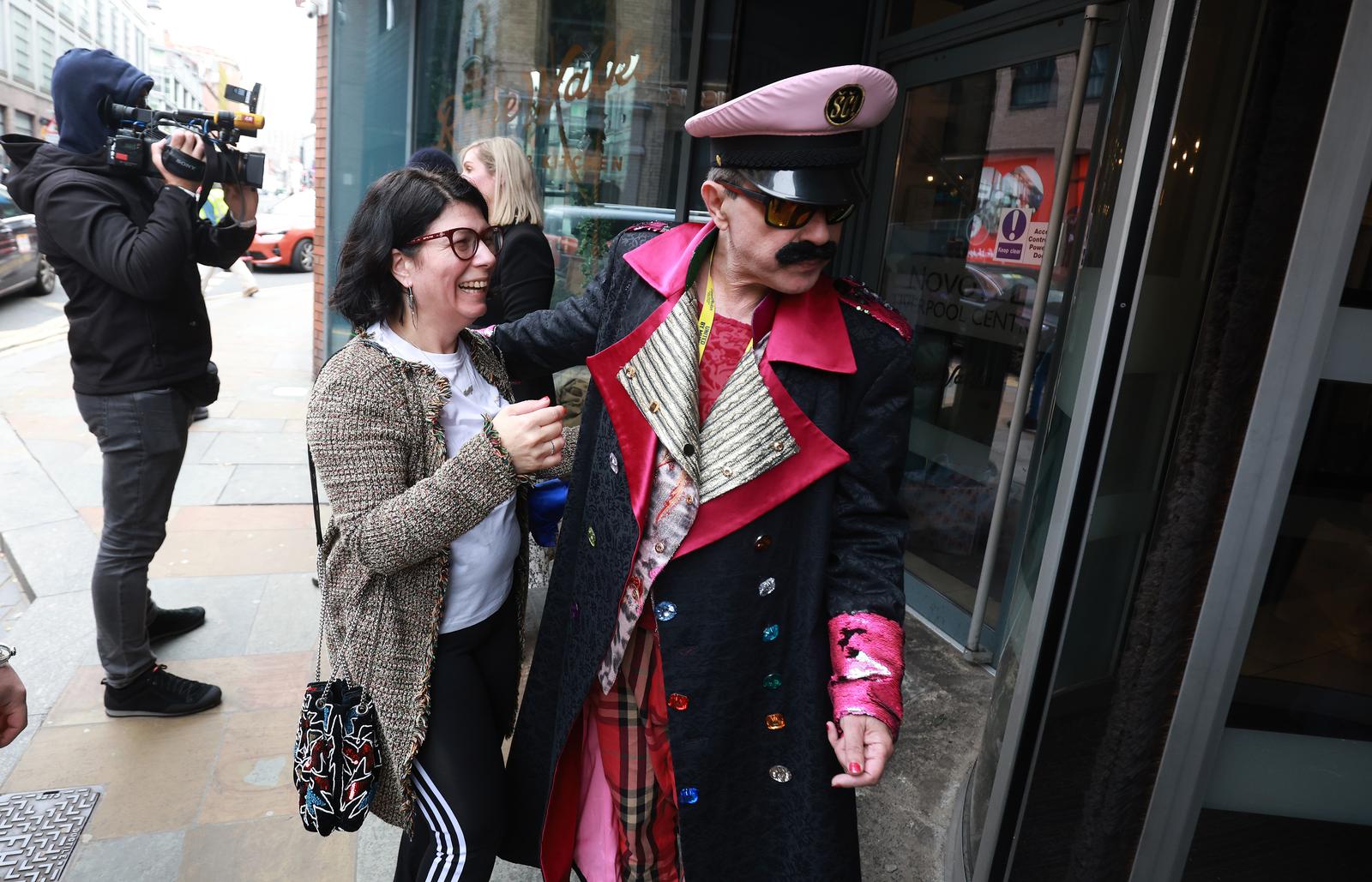 Liverpool: Strastveni poljubac Prlje sa suprugom Marijom uoči večerašnjeg nastupa na Eurosongu Liverpool: Strastveni poljubac Prlje sa suprugom Marijom uoči večerašnjeg nastupa na Eurosongu