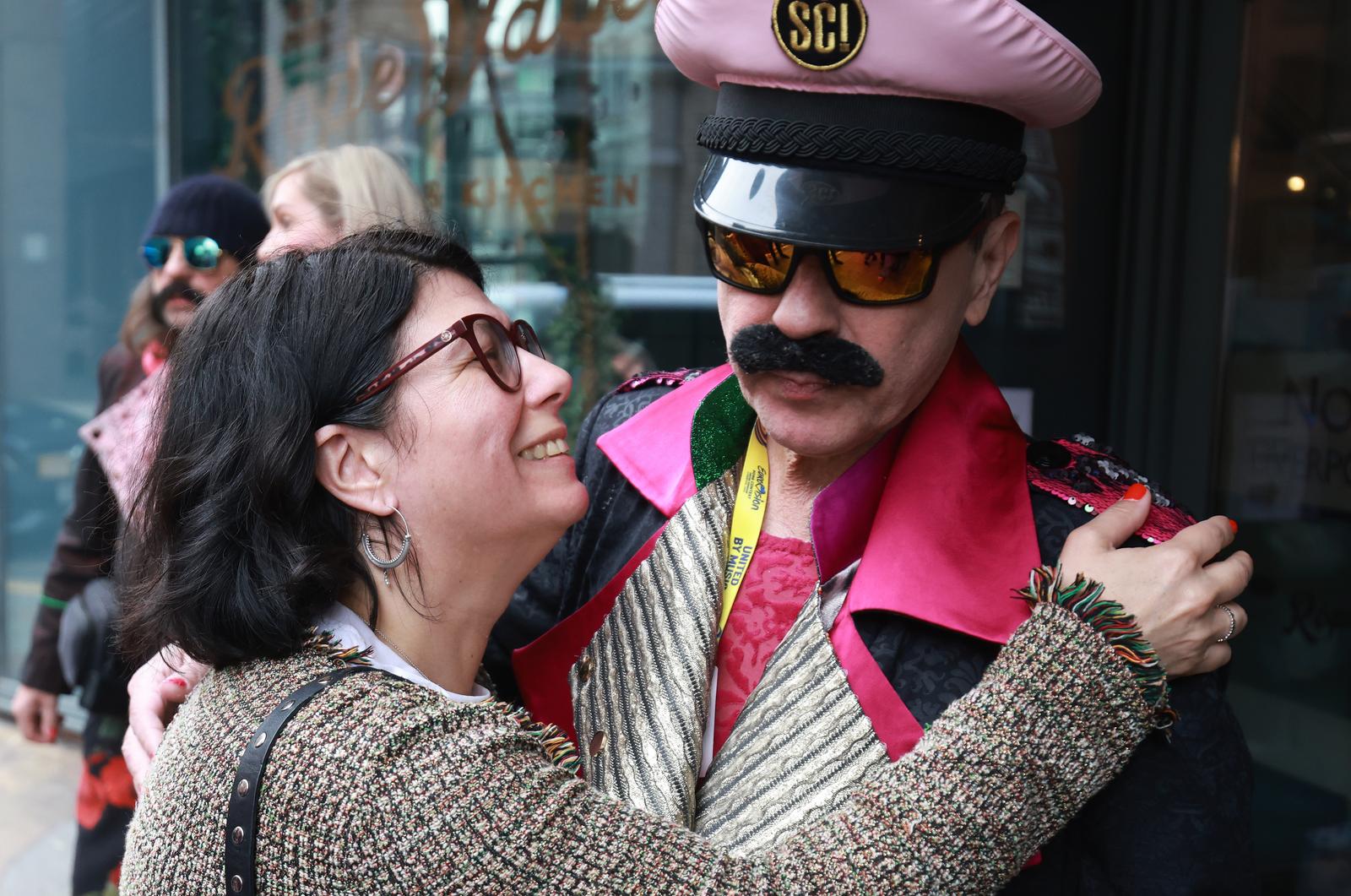 Liverpool: Strastveni poljubac Prlje sa suprugom Marijom uoči večerašnjeg nastupa na Eurosongu Liverpool: Strastveni poljubac Prlje sa suprugom Marijom uoči večerašnjeg nastupa na Eurosongu