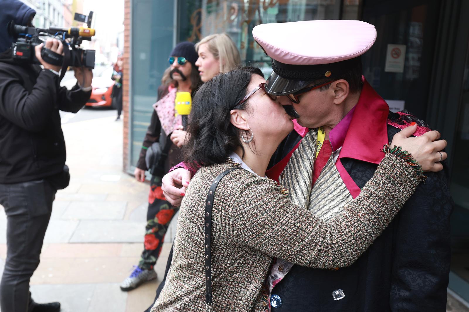 Liverpool: Strastveni poljubac Prlje sa suprugom Marijom uoči večerašnjeg nastupa na Eurosongu Liverpool: Strastveni poljubac Prlje sa suprugom Marijom uoči večerašnjeg nastupa na Eurosongu