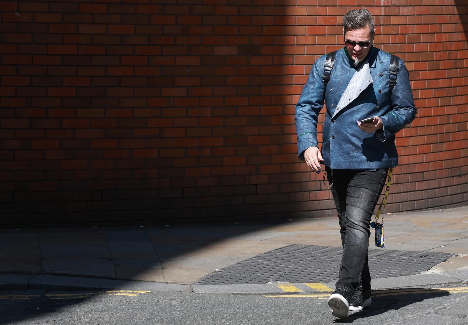 Liverpool: Odlazak benda Let 3 iz Novotel hotela u Bank Arenu na finalnu probu i nastup Liverpool: Odlazak benda Let 3 iz Novotel hotela u Bank Arenu na finalnu probu i nastup