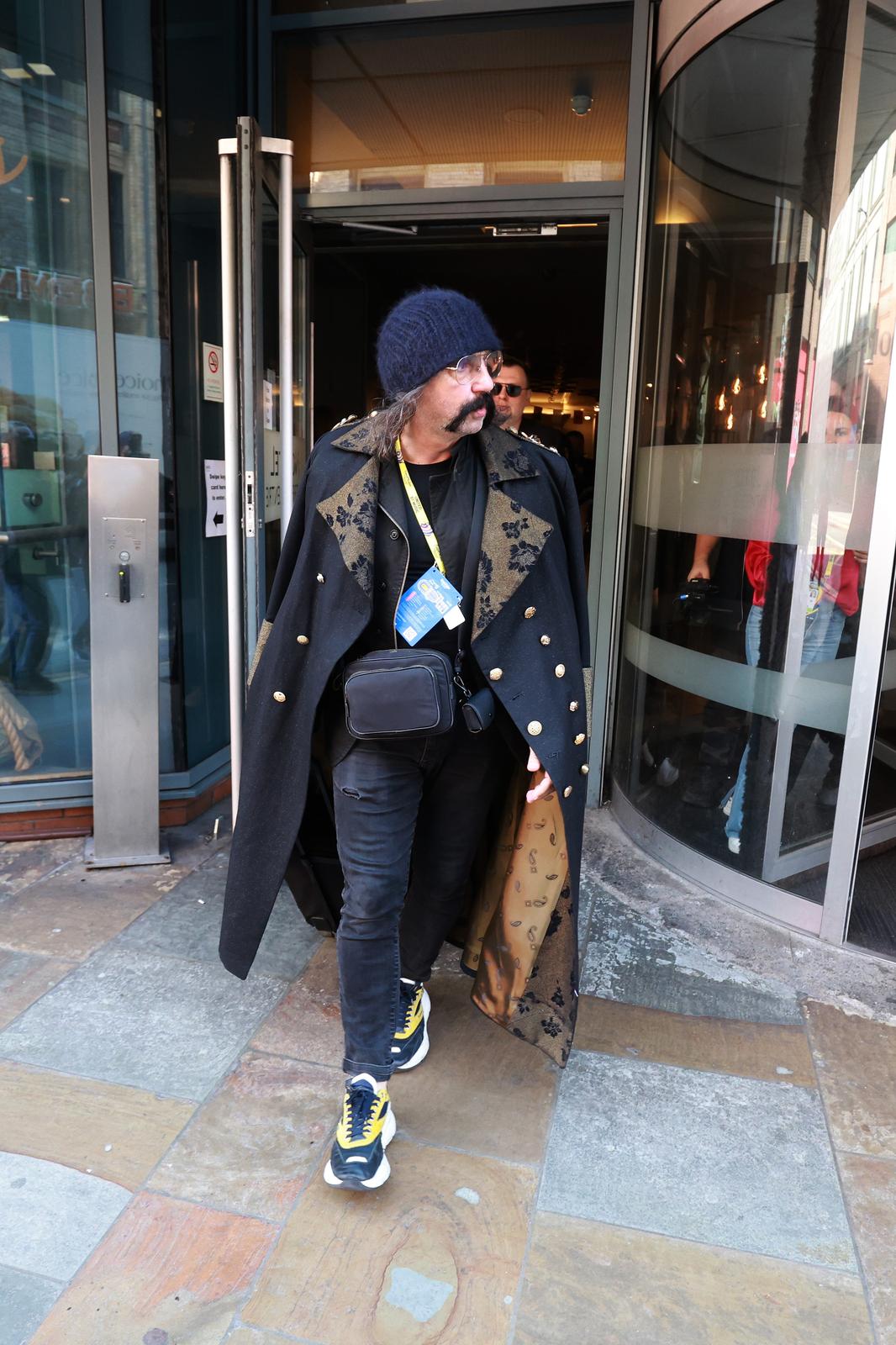 Liverpool: Odlazak benda Let 3 iz Novotel hotela u Bank Arenu na finalnu probu i nastup Liverpool: Odlazak benda Let 3 iz Novotel hotela u Bank Arenu na finalnu probu i nastup