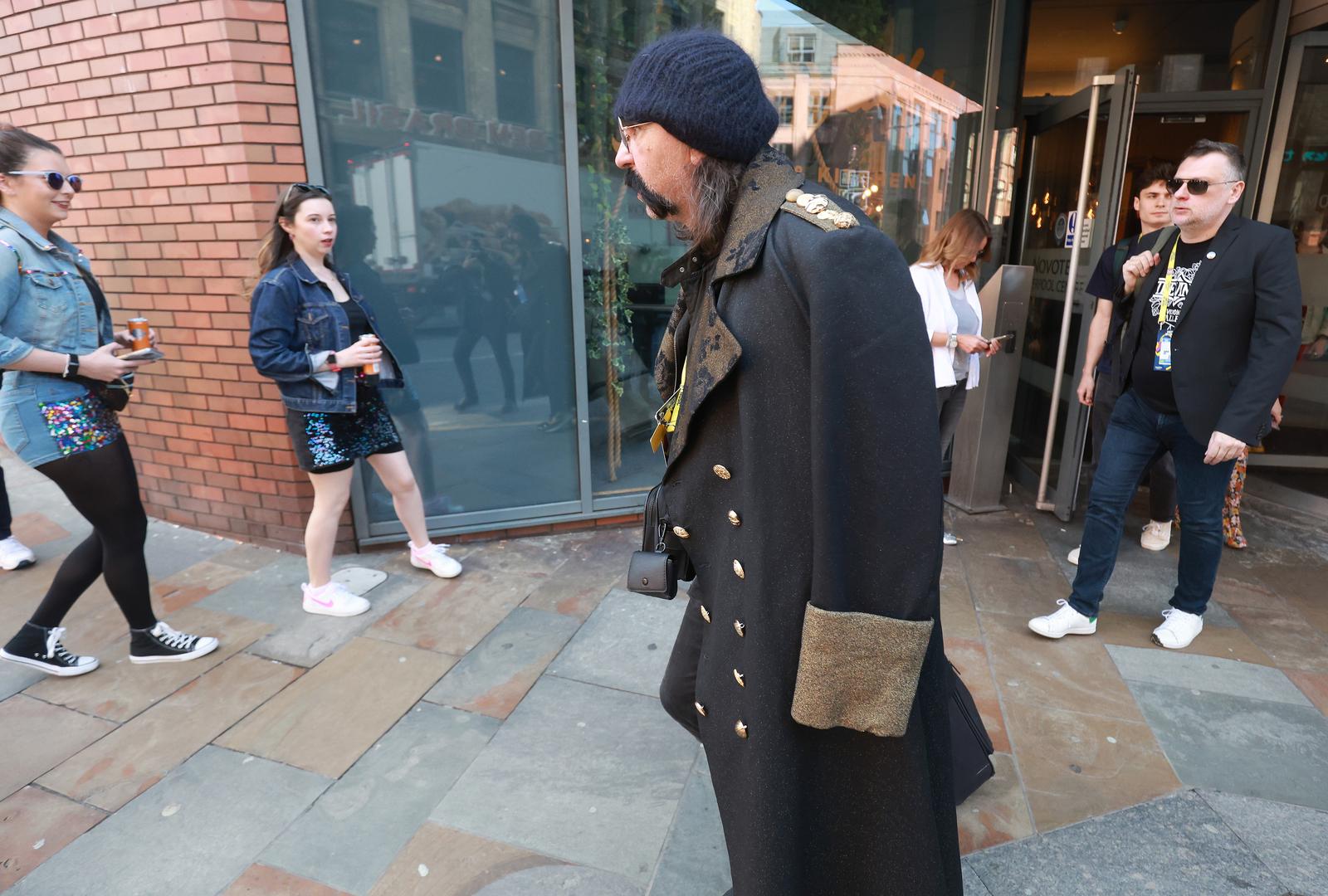 Liverpool: Odlazak benda Let 3 iz Novotel hotela u Bank Arenu na finalnu probu i nastup Liverpool: Odlazak benda Let 3 iz Novotel hotela u Bank Arenu na finalnu probu i nastup