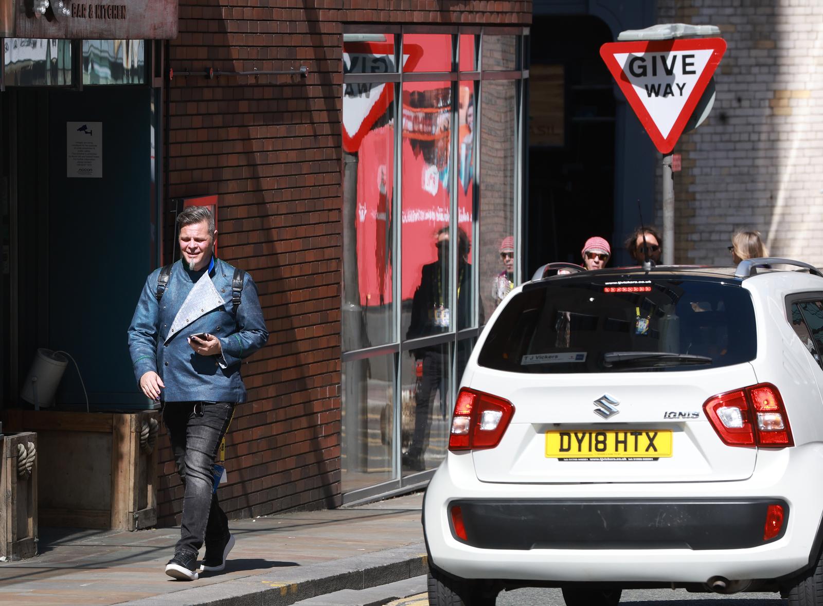 Liverpool: Odlazak benda Let 3 iz Novotel hotela u Bank Arenu na finalnu probu i nastup Liverpool: Odlazak benda Let 3 iz Novotel hotela u Bank Arenu na finalnu probu i nastup