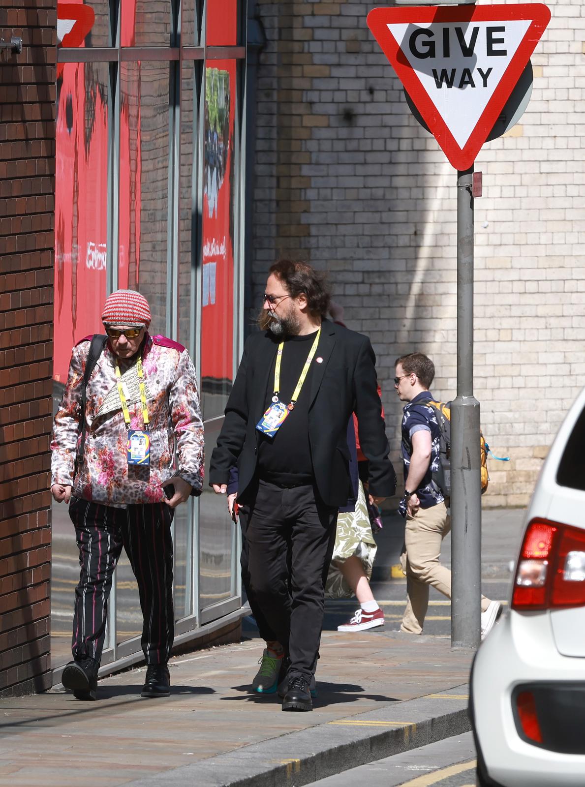 Liverpool: Odlazak benda Let 3 iz Novotel hotela u Bank Arenu na finalnu probu i nastup Liverpool: Odlazak benda Let 3 iz Novotel hotela u Bank Arenu na finalnu probu i nastup