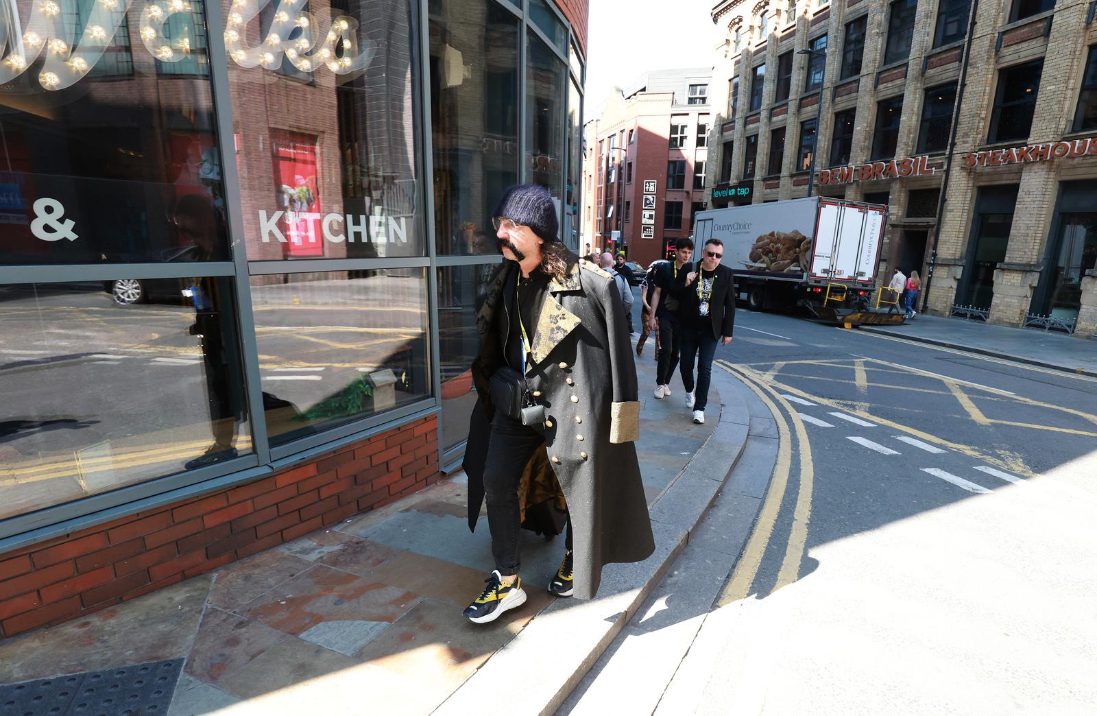 Liverpool: Odlazak benda Let 3 iz Novotel hotela u Bank Arenu na finalnu probu i nastup Liverpool: Odlazak benda Let 3 iz Novotel hotela u Bank Arenu na finalnu probu i nastup