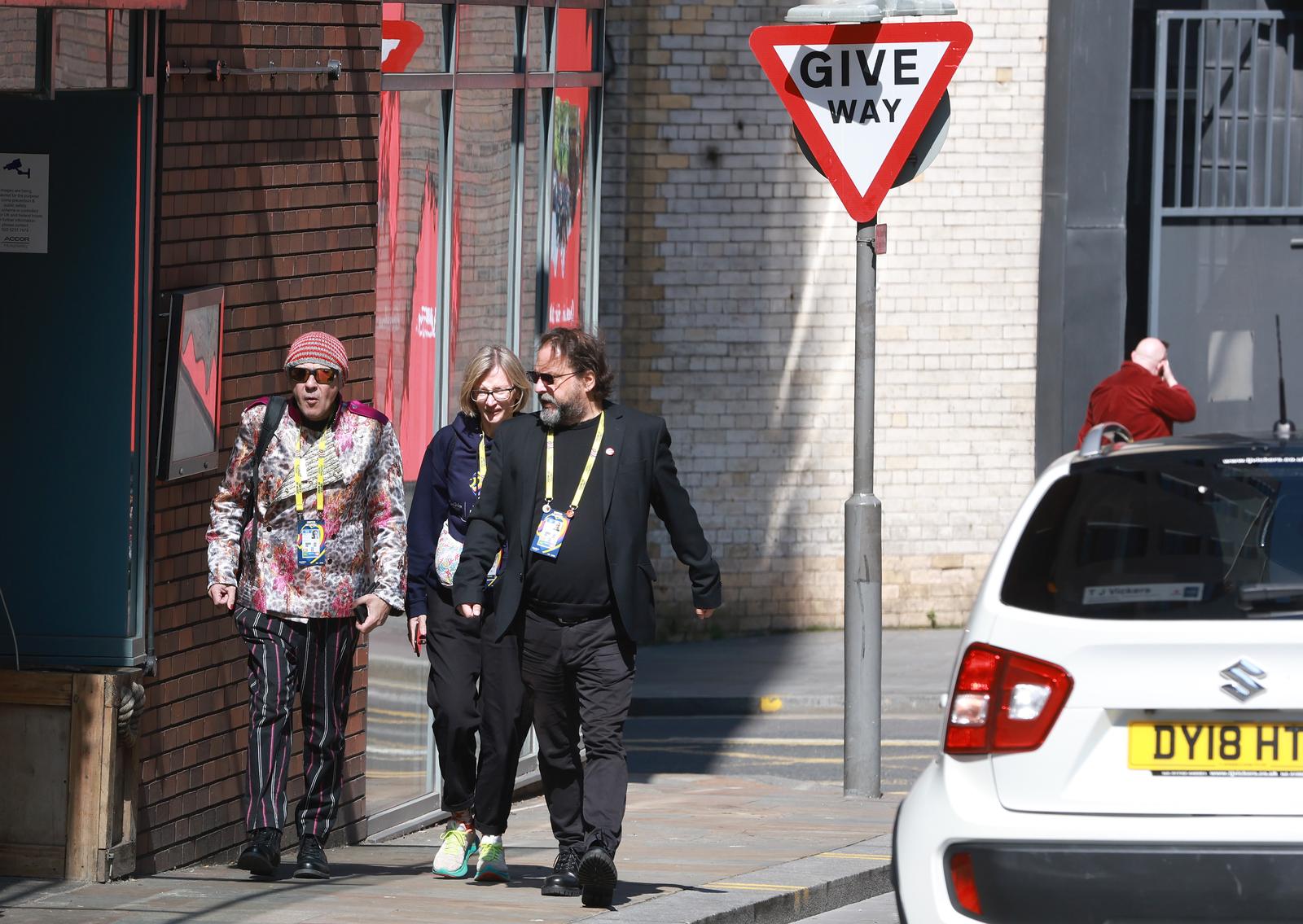 Liverpool: Odlazak benda Let 3 iz Novotel hotela u Bank Arenu na finalnu probu i nastup Liverpool: Odlazak benda Let 3 iz Novotel hotela u Bank Arenu na finalnu probu i nastup