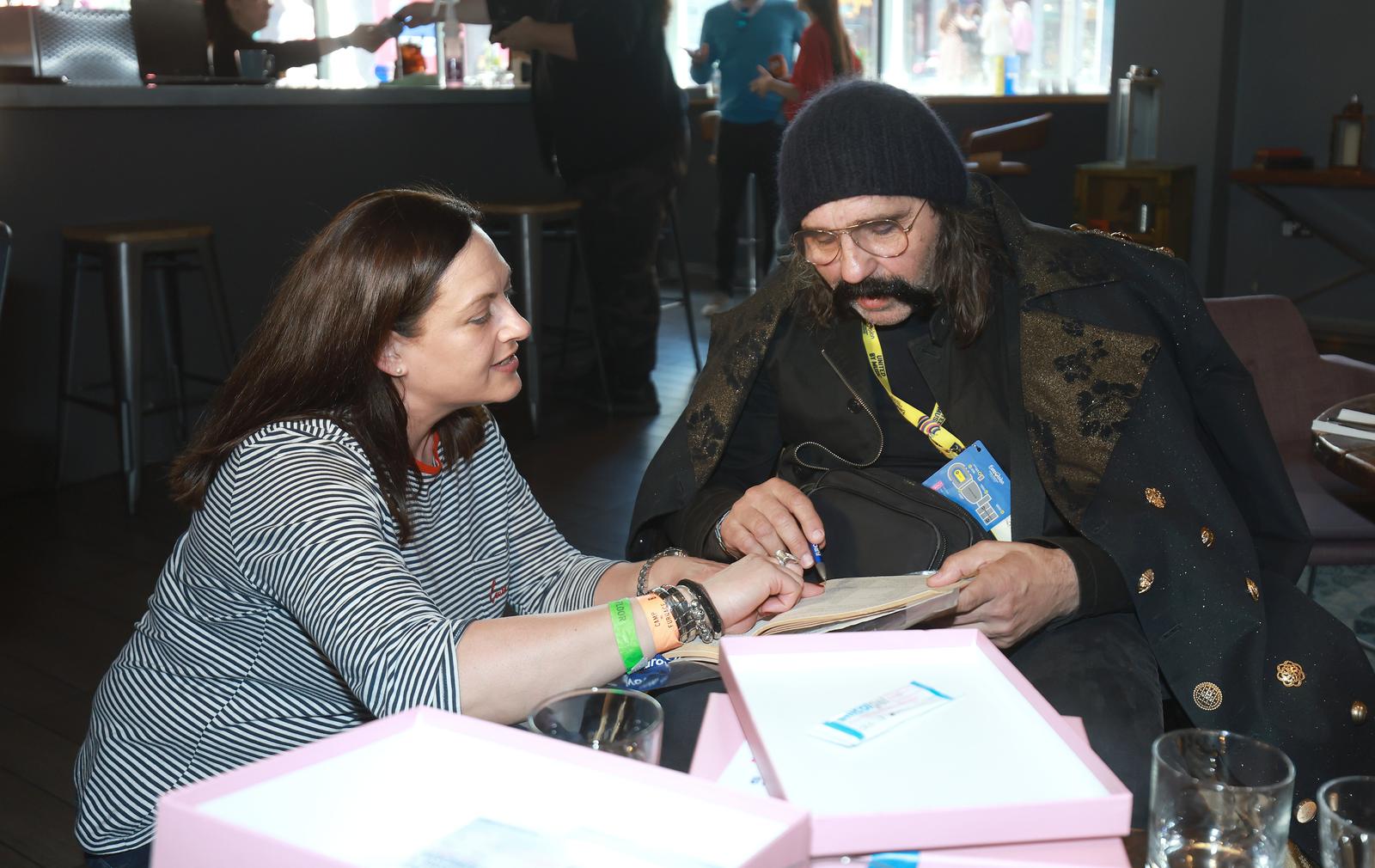 Liverpool: Mrle obožavateljici Ani iz Birminghama dao svoj autogram Liverpool: Mrle obožavateljici Ani iz Birminghama dao svoj autogram