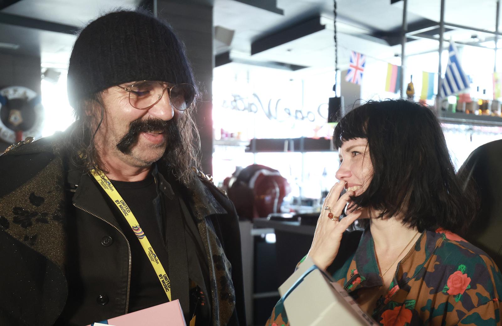 Liverpool: Nasmijana Ivanka Mazurkijević u razgovoru sa suprugom, zvijezdom Eurovizije Liverpool: Nasmijana Ivanka Mazurkijević u razgovoru sa suprugom, zvijezdom Eurovizije