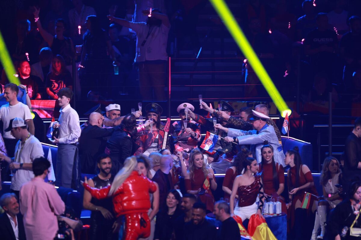 Liverpool: Članovi grupe Let 3 nazdravljaju nakon nastupa na finalnoj večeri Eurosonga