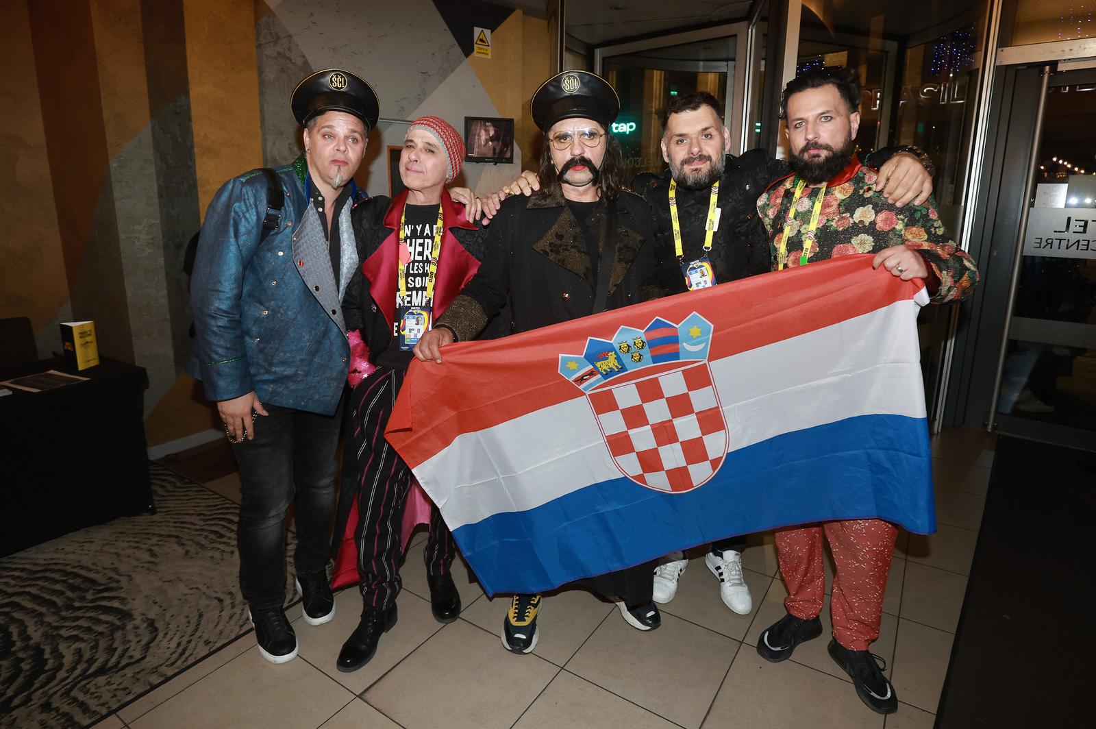 Liverpool: Povratak grupe Let 3 u hotel, dočekale ih supruge i prijatelji Liverpool: Povratak grupe Let 3 u hotel, dočekale ih supruge i prijatelji