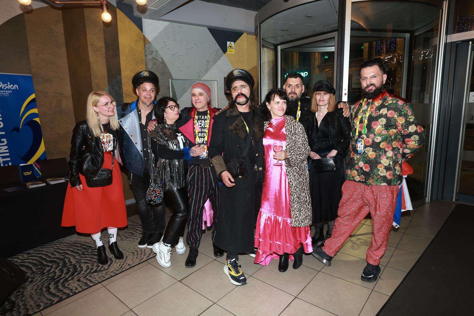 Liverpool: Povratak grupe Let 3 u hotel, dočekale ih supruge i prijatelji Liverpool: Povratak grupe Let 3 u hotel, dočekale ih supruge i prijatelji