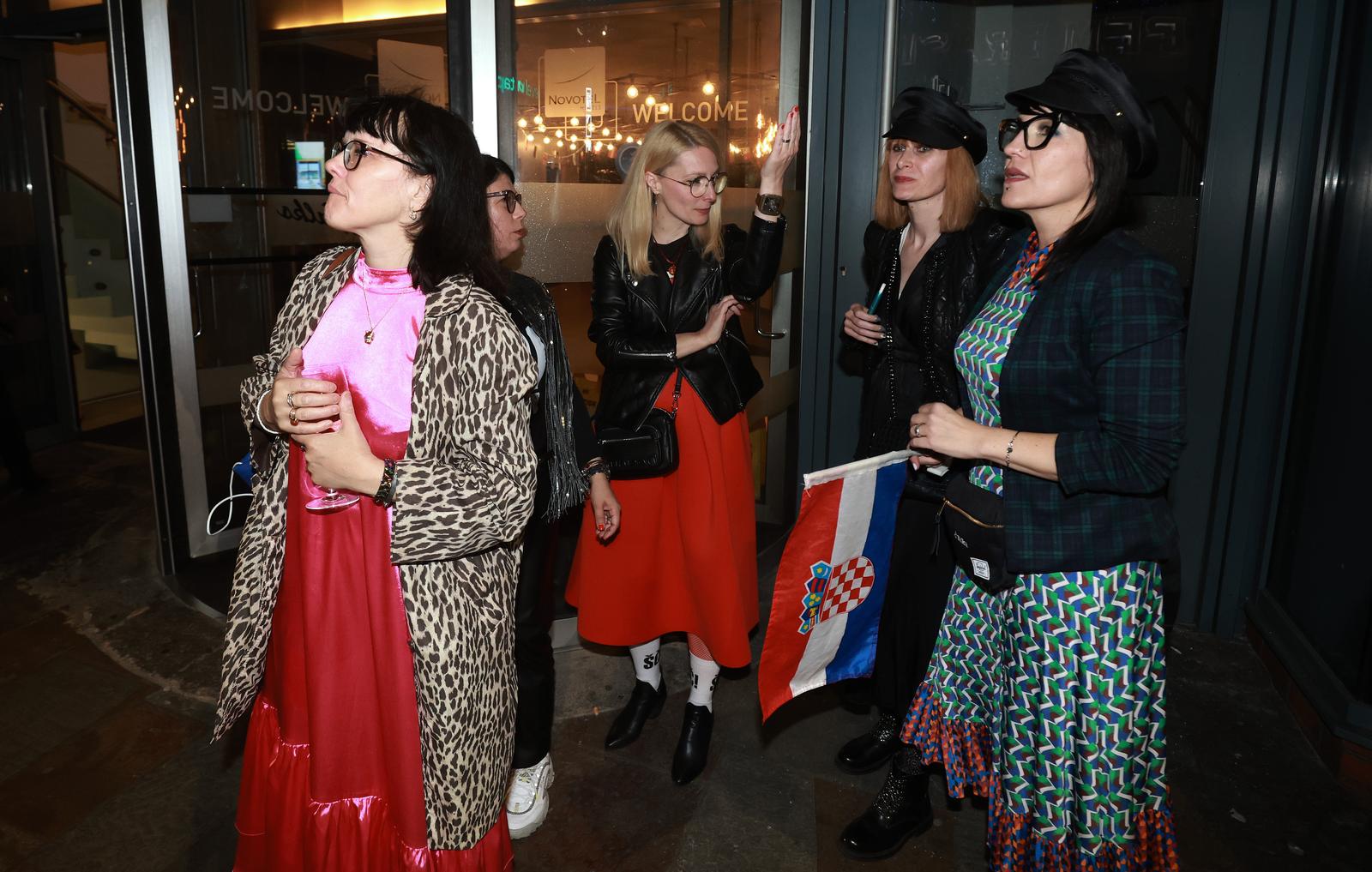 Liverpool: Povratak grupe Let 3 u hotel, dočekale ih supruge i prijatelji Liverpool: Povratak grupe Let 3 u hotel, dočekale ih supruge i prijatelji