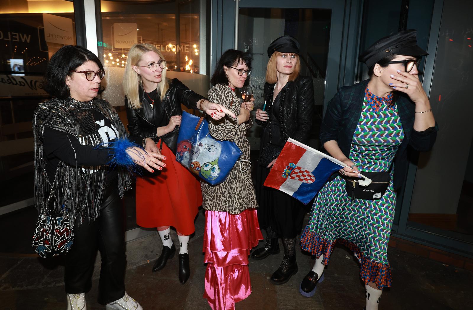 Liverpool: Povratak grupe Let 3 u hotel, dočekale ih supruge i prijatelji Liverpool: Povratak grupe Let 3 u hotel, dočekale ih supruge i prijatelji