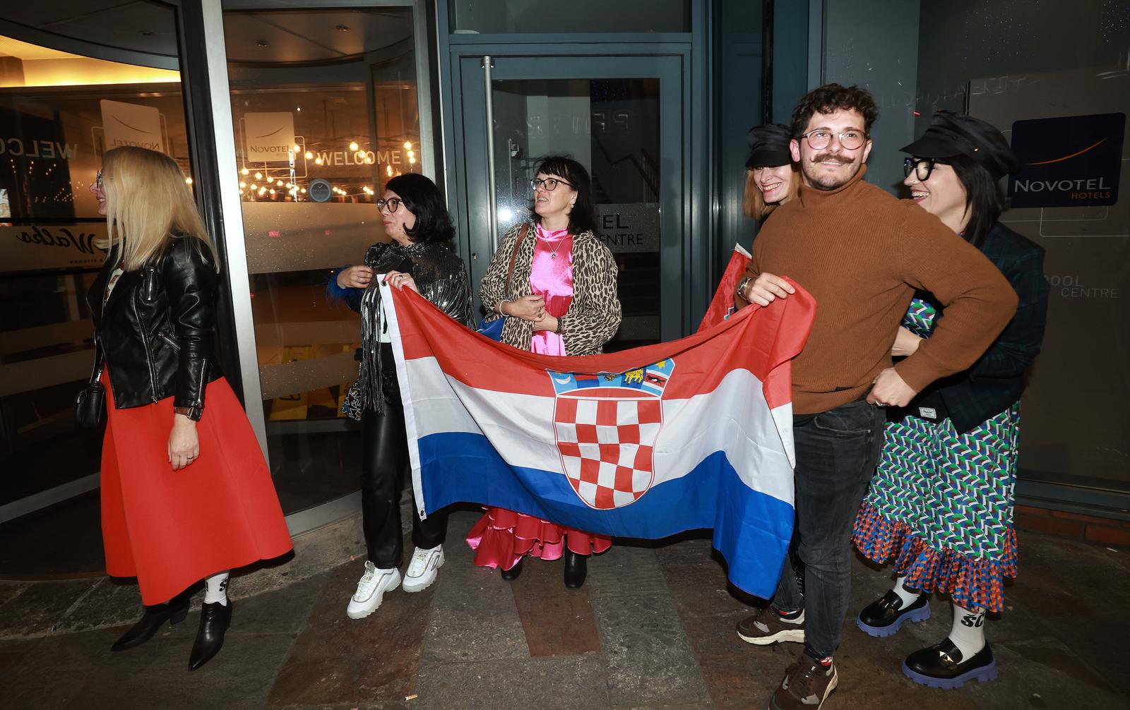 Liverpool: Povratak grupe Let 3 u hotel, dočekale ih supruge i prijatelji Liverpool: Povratak grupe Let 3 u hotel, dočekale ih supruge i prijatelji