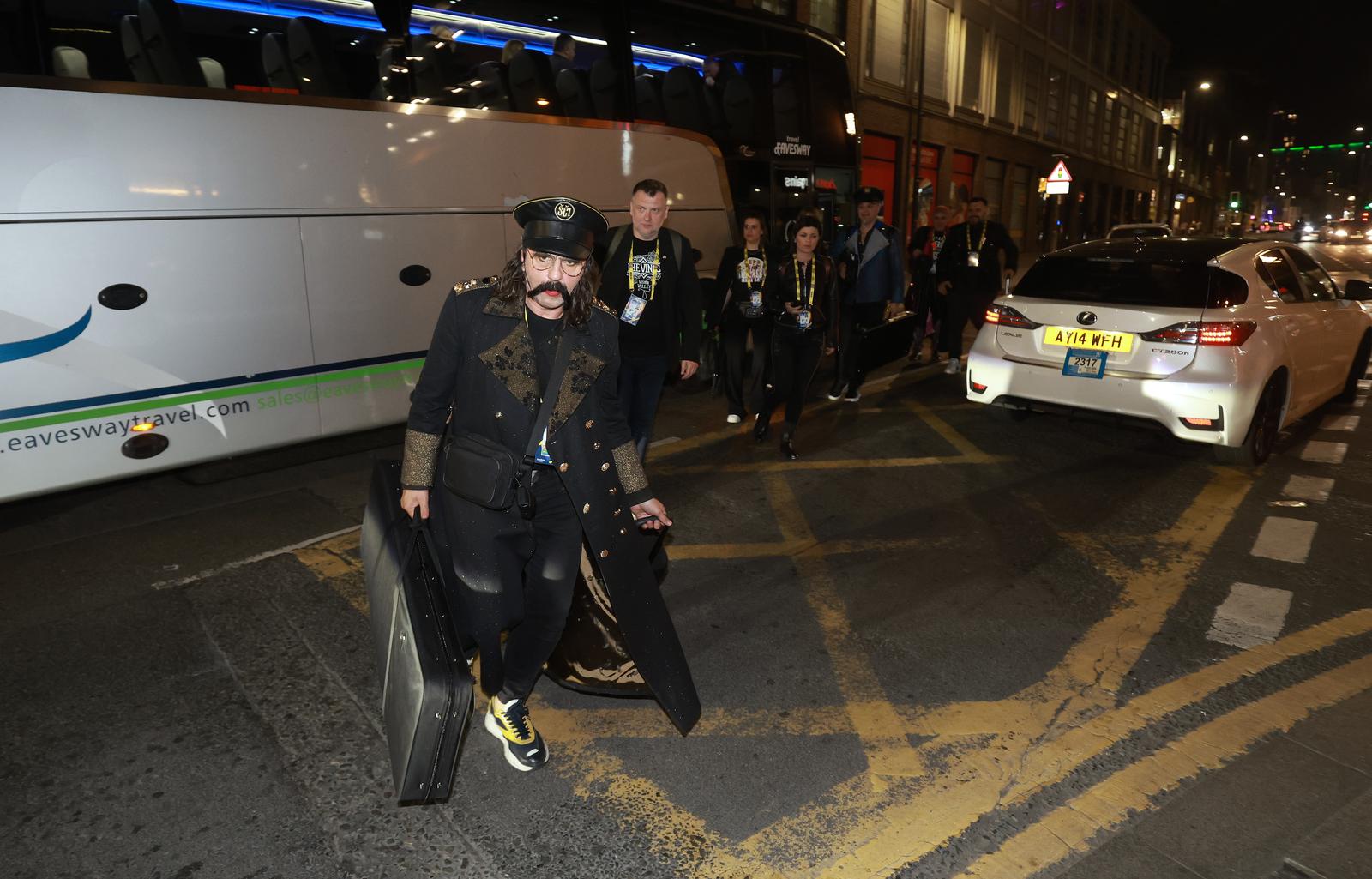 Liverpool: Povratak grupe Let 3 u hotel, dočekale ih supruge i prijatelji Liverpool: Povratak grupe Let 3 u hotel, dočekale ih supruge i prijatelji