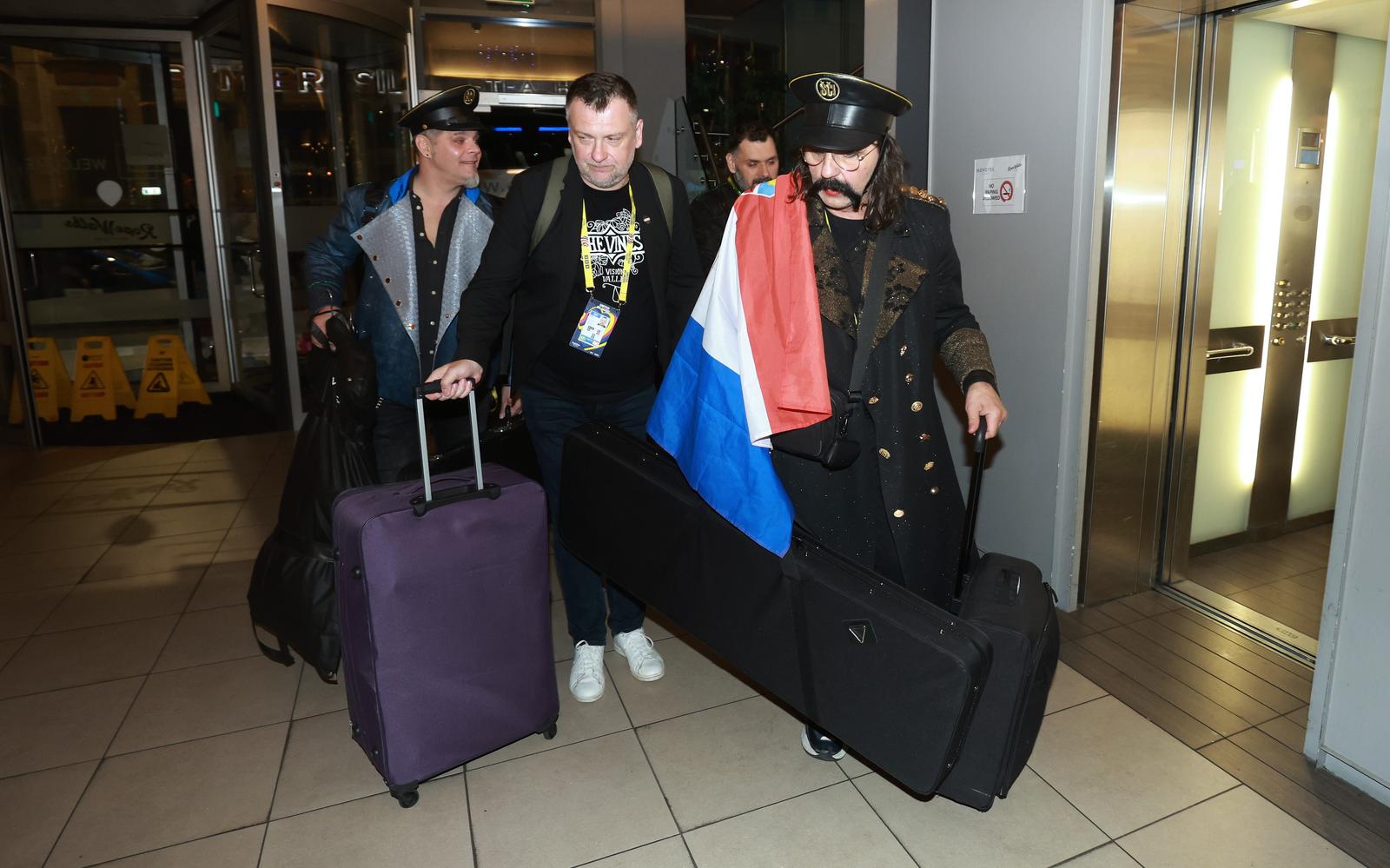 Liverpool: Povratak grupe Let 3 u hotel, dočekale ih supruge i prijatelji Liverpool: Povratak grupe Let 3 u hotel, dočekale ih supruge i prijatelji