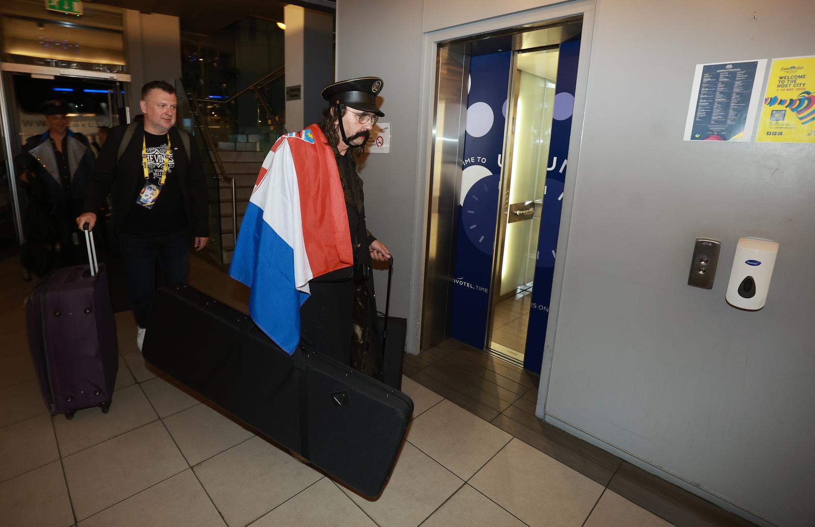 Liverpool: Povratak grupe Let 3 u hotel, dočekale ih supruge i prijatelji Liverpool: Povratak grupe Let 3 u hotel, dočekale ih supruge i prijatelji