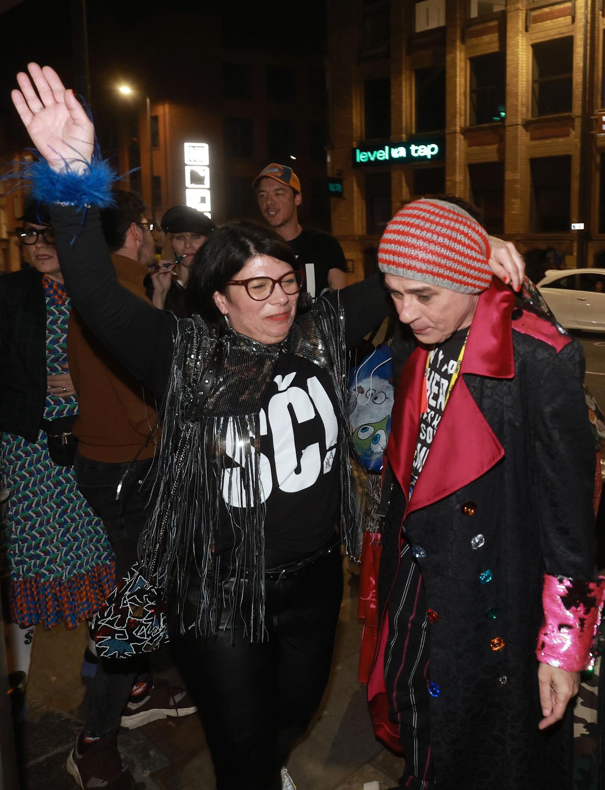 Liverpool: Povratak grupe Let 3 u hotel, dočekale ih supruge i prijatelji Liverpool: Povratak grupe Let 3 u hotel, dočekale ih supruge i prijatelji