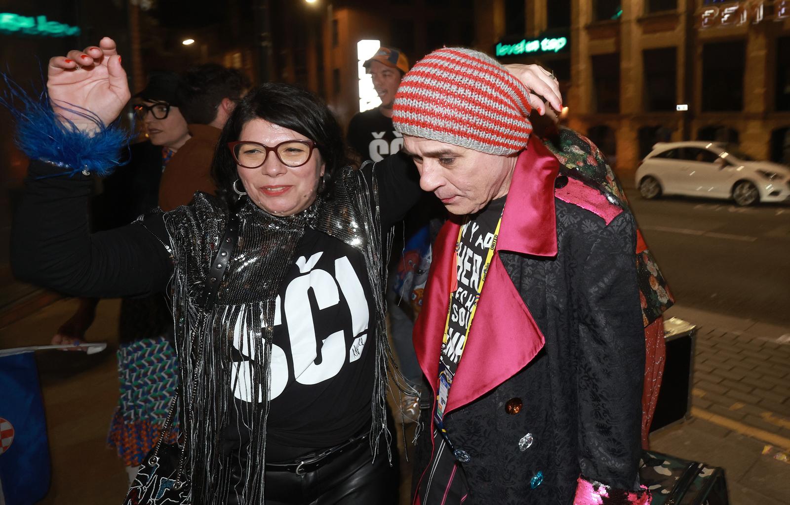 Liverpool: Povratak grupe Let 3 u hotel, dočekale ih supruge i prijatelji Liverpool: Povratak grupe Let 3 u hotel, dočekale ih supruge i prijatelji