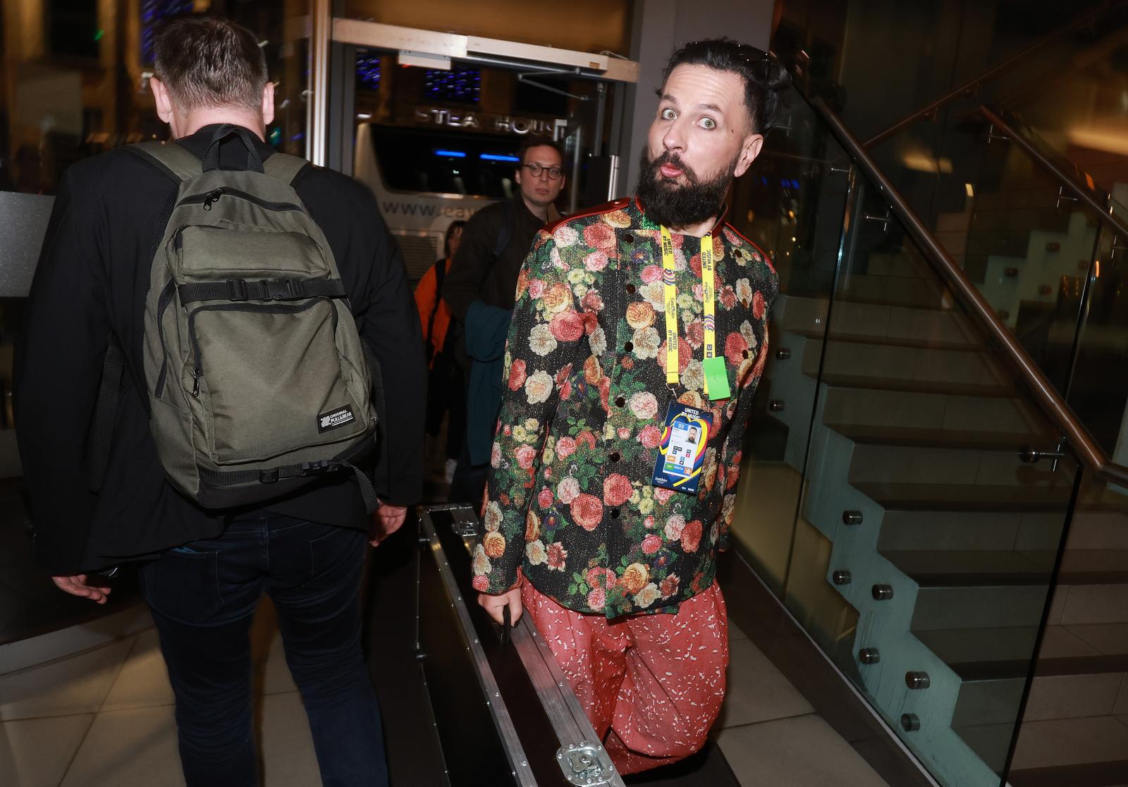 Liverpool: Povratak grupe Let 3 u hotel, dočekale ih supruge i prijatelji Liverpool: Povratak grupe Let 3 u hotel, dočekale ih supruge i prijatelji