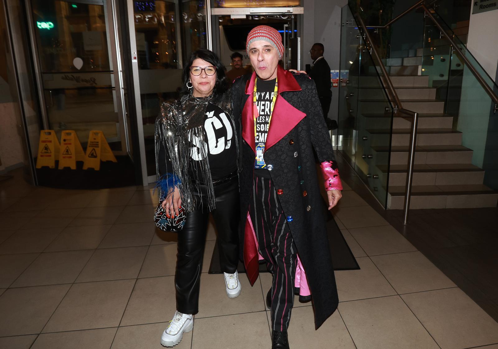 Liverpool: Povratak grupe Let 3 u hotel, dočekale ih supruge i prijatelji Liverpool: Povratak grupe Let 3 u hotel, dočekale ih supruge i prijatelji