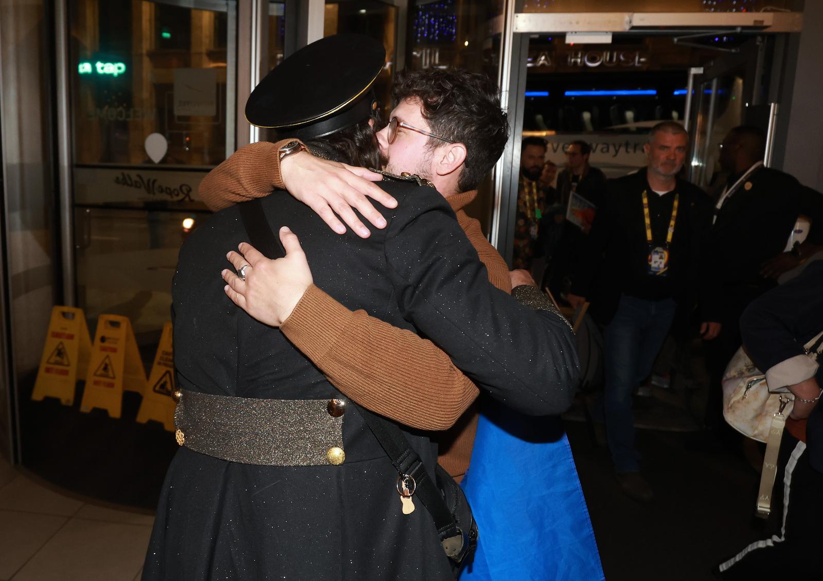 Liverpool: Povratak grupe Let 3 u hotel, dočekale ih supruge i prijatelji Liverpool: Povratak grupe Let 3 u hotel, dočekale ih supruge i prijatelji