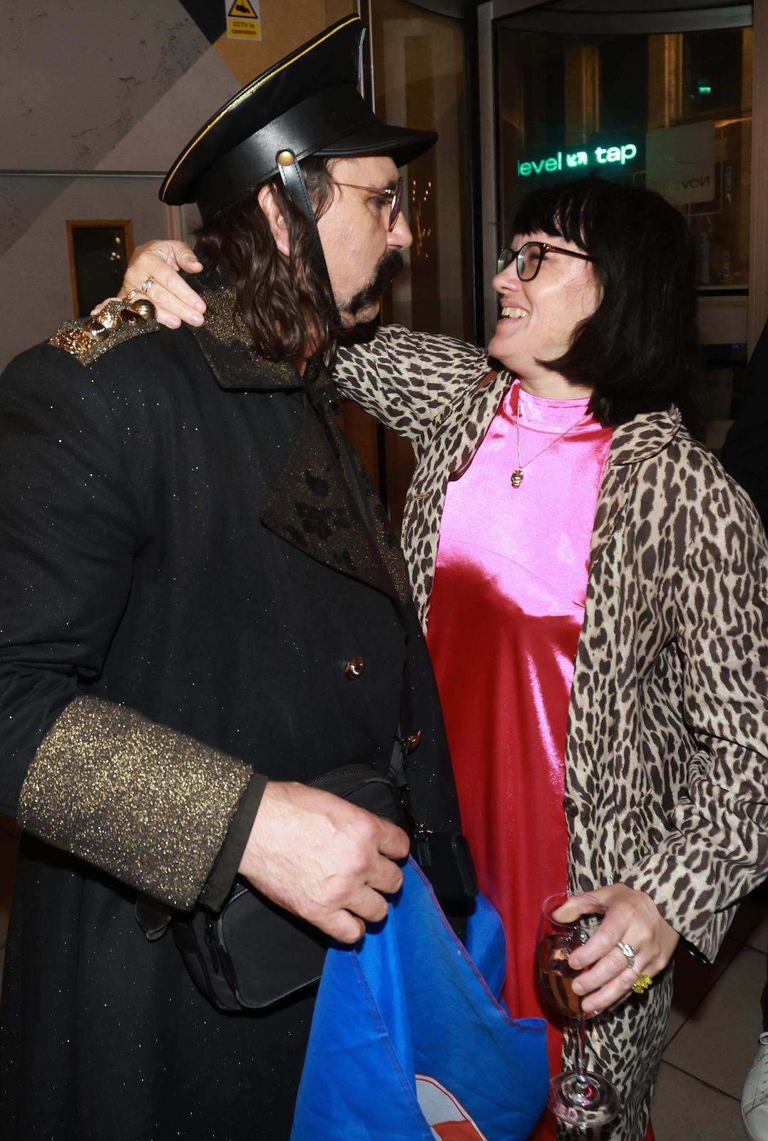 Liverpool: Povratak grupe Let 3 u hotel, dočekale ih supruge i prijatelji Liverpool: Povratak grupe Let 3 u hotel, dočekale ih supruge i prijatelji