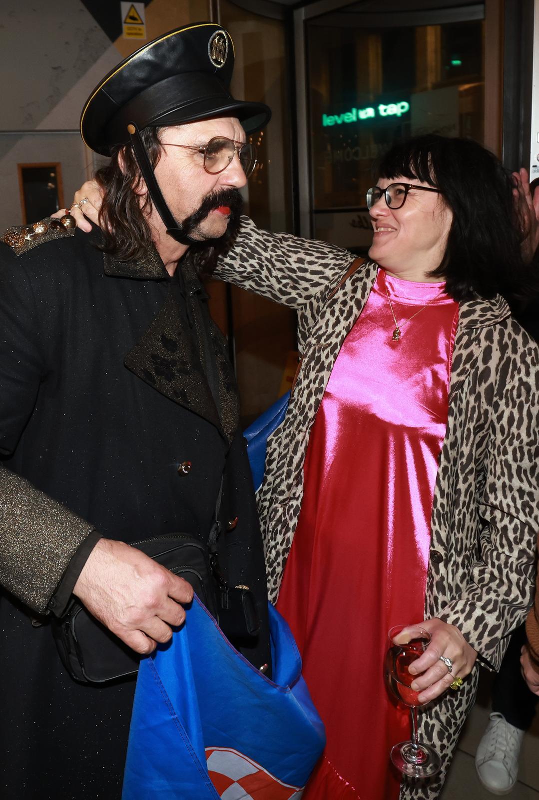 Liverpool: Povratak grupe Let 3 u hotel, dočekale ih supruge i prijatelji Liverpool: Povratak grupe Let 3 u hotel, dočekale ih supruge i prijatelji