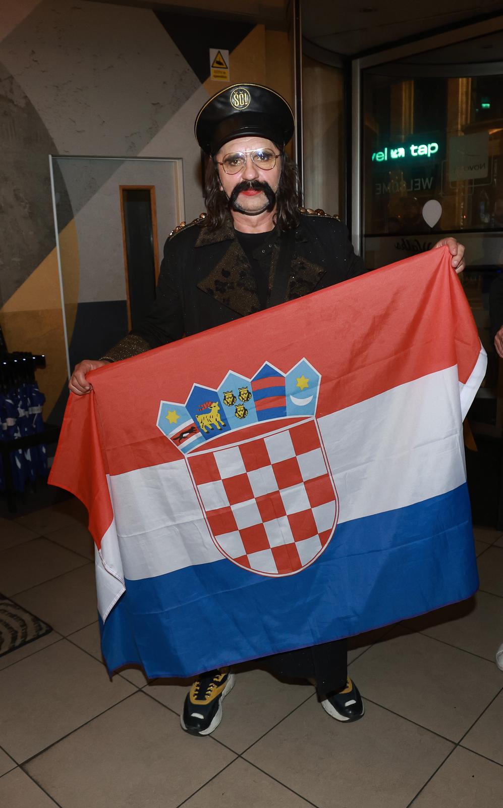 Liverpool: Povratak grupe Let 3 u hotel, dočekale ih supruge i prijatelji Liverpool: Povratak grupe Let 3 u hotel, dočekale ih supruge i prijatelji