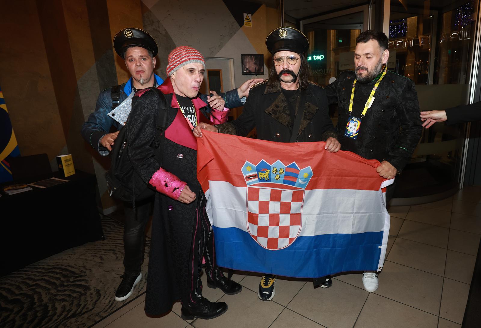 Liverpool: Povratak grupe Let 3 u hotel, dočekale ih supruge i prijatelji Liverpool: Povratak grupe Let 3 u hotel, dočekale ih supruge i prijatelji