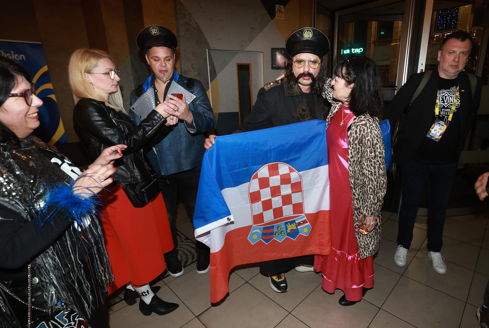 Liverpool: Povratak grupe Let 3 u hotel, dočekale ih supruge i prijatelji Liverpool: Povratak grupe Let 3 u hotel, dočekale ih supruge i prijatelji