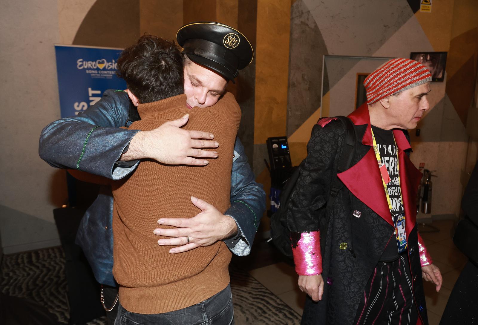 Liverpool: Povratak grupe Let 3 u hotel, dočekale ih supruge i prijatelji Liverpool: Povratak grupe Let 3 u hotel, dočekale ih supruge i prijatelji