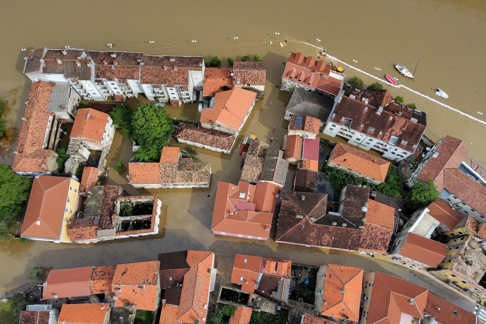 Pogled iz zraka na poplavljeni Obrovac Pogled iz zraka na poplavljeni Obrovac