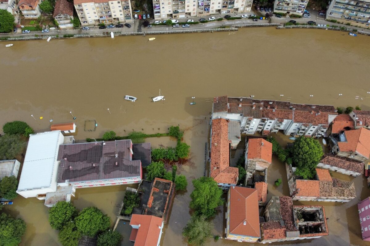 Pogled iz zraka na poplavljeni Obrovac