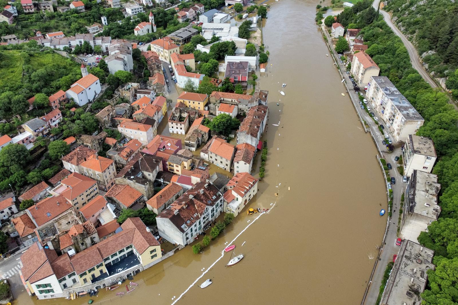 Pogled iz zraka na poplavljeni Obrovac Pogled iz zraka na poplavljeni Obrovac